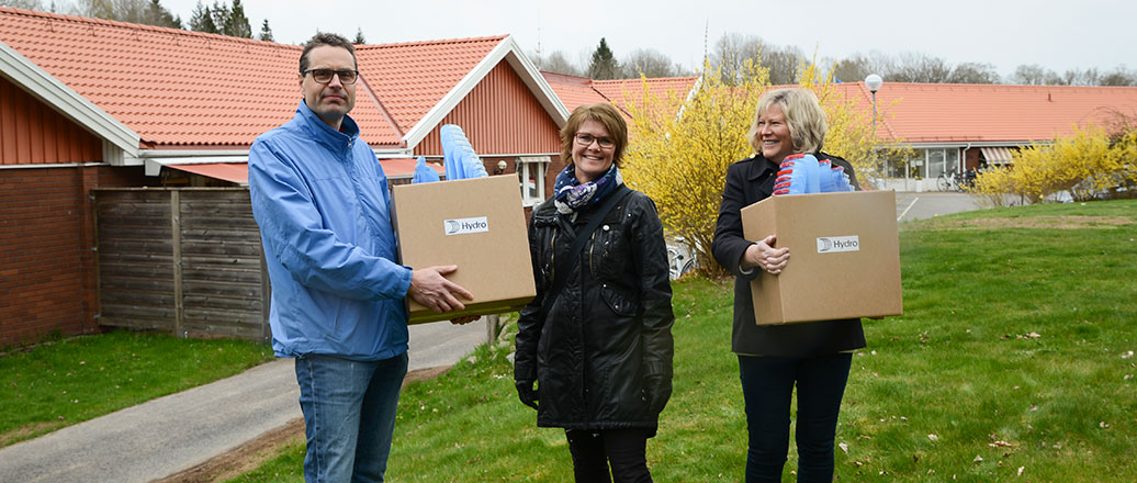 Per Andréen överlämnar 3D printade visir till Annika Wikståhl på Vetlanda Kommun och Helen Karlsson, sjuksköterska