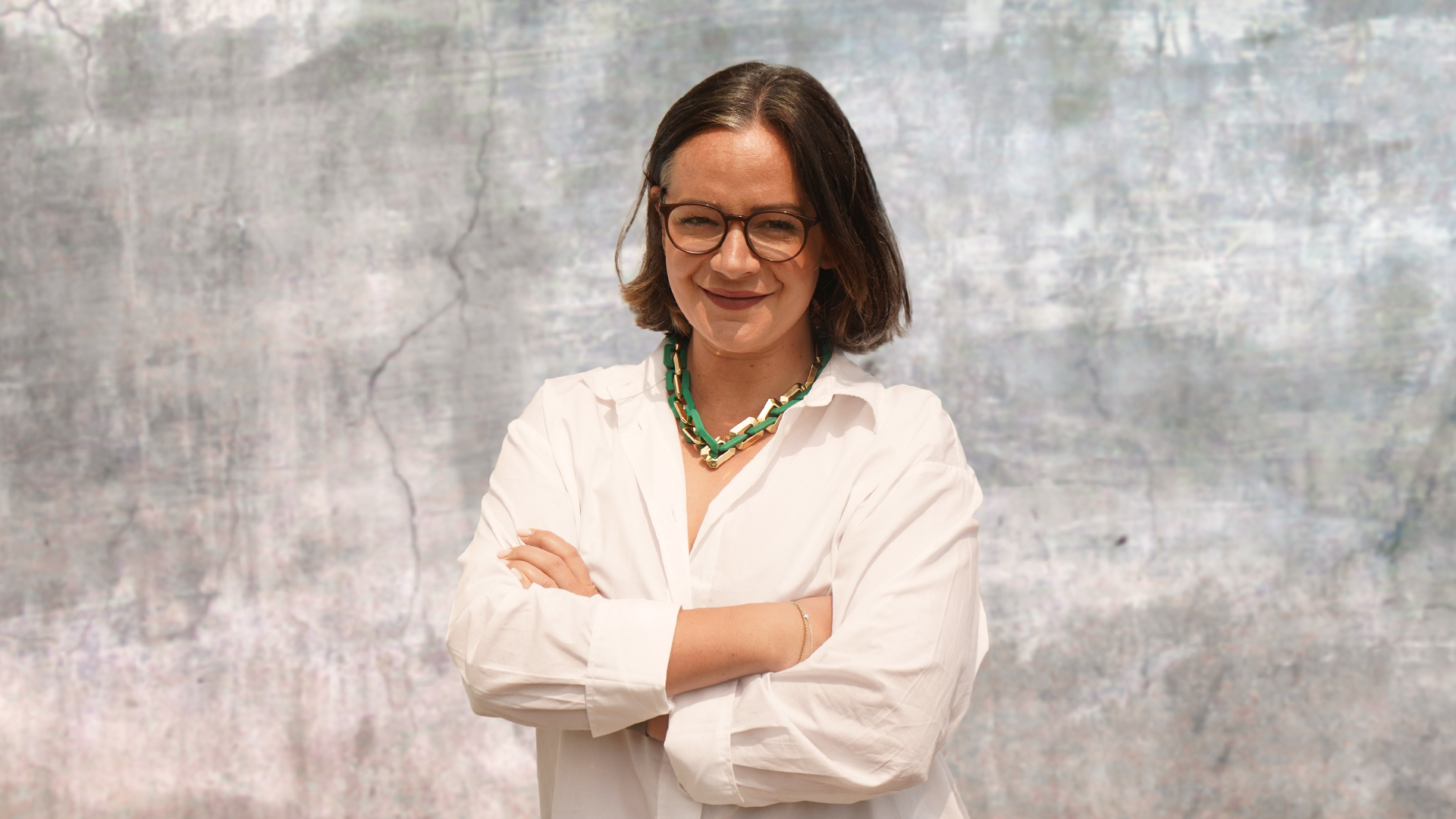 a person with the arms crossed