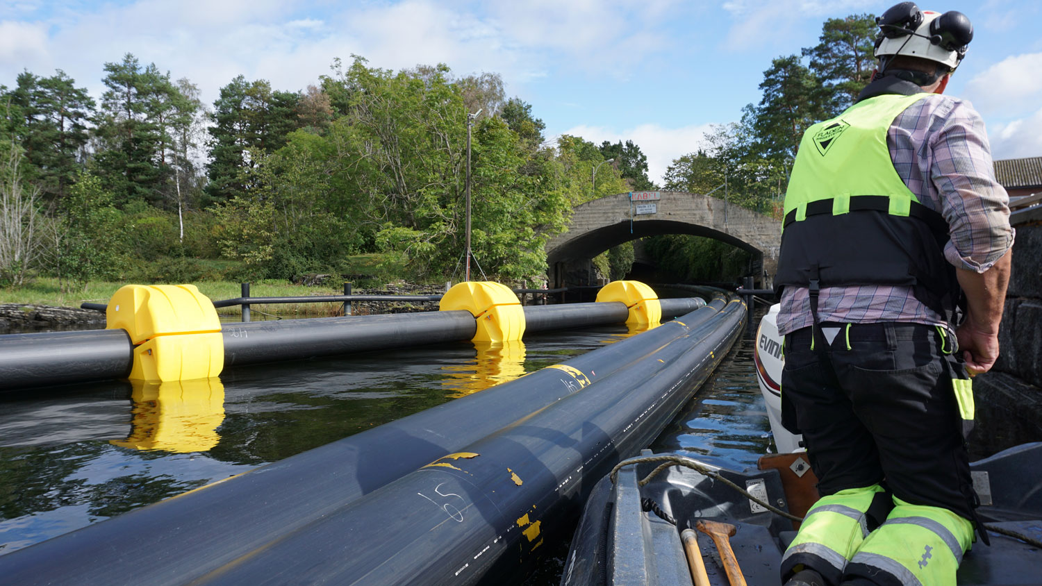 tykke plastrør i vannflaten