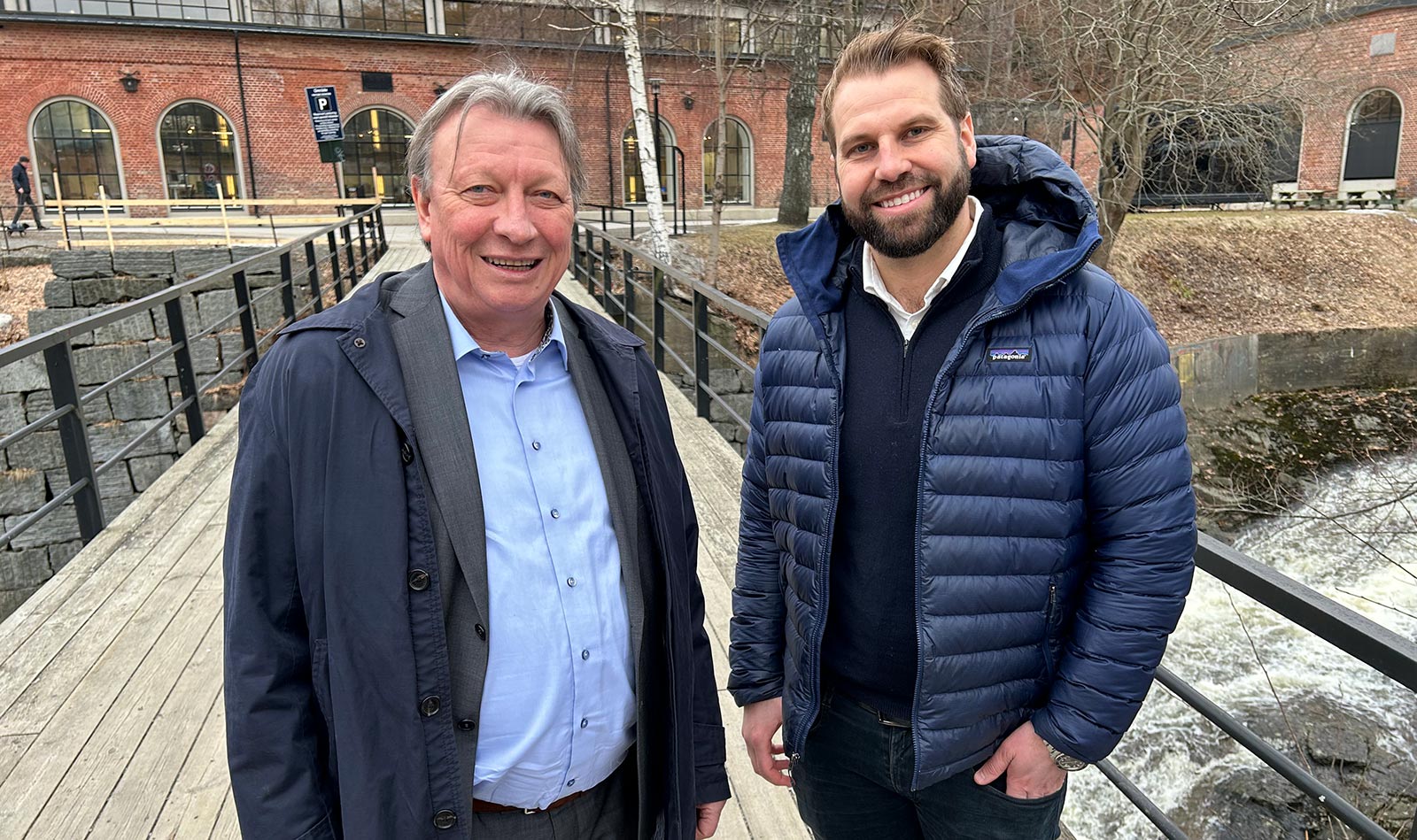 Tor-Ove Horstad (t.v), leder for Hydro Rein i Norge og Thomas Solem, daglig leder i Fritzøe Energi ser frem til å ta fatt på det nye samarbeidet. (Foto: Anders Berg-Hansen/Hydro)