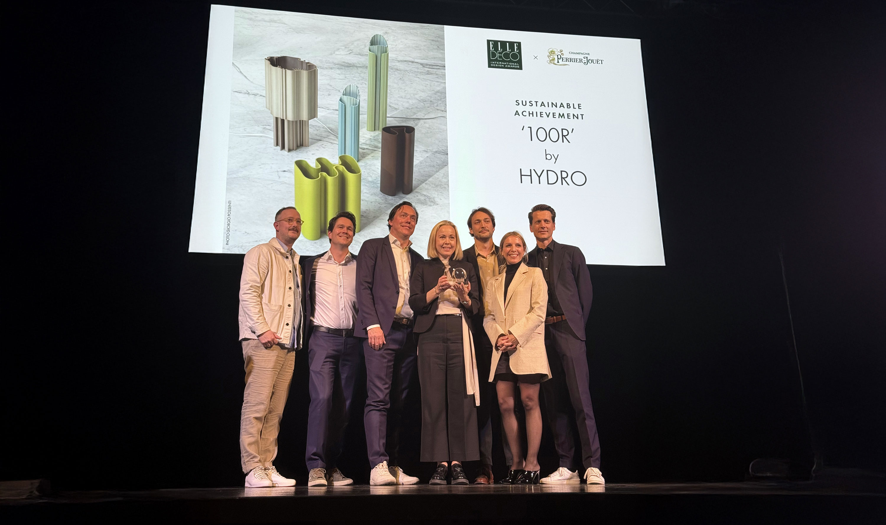 Hydro mottok EDIDA-pris under Milano Design Week. Fra venstre: Lars Beller Fjetland (Designer og Art Director), Nicolay Schweigaard (Hydro), Marijn Rietveld (Hydro), Erika Ahlqvist (Hydro), Herman Kristoffer Skjølsvik (Hydro), representant fra ELLE Decoration og Asle Forsbak (Hydro).