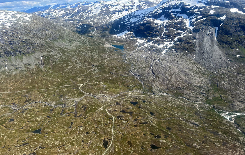 Oversiktsbilde tatt sørover fra Fivlemyrane mot Nørdstedalseter i Fortunsdalen.