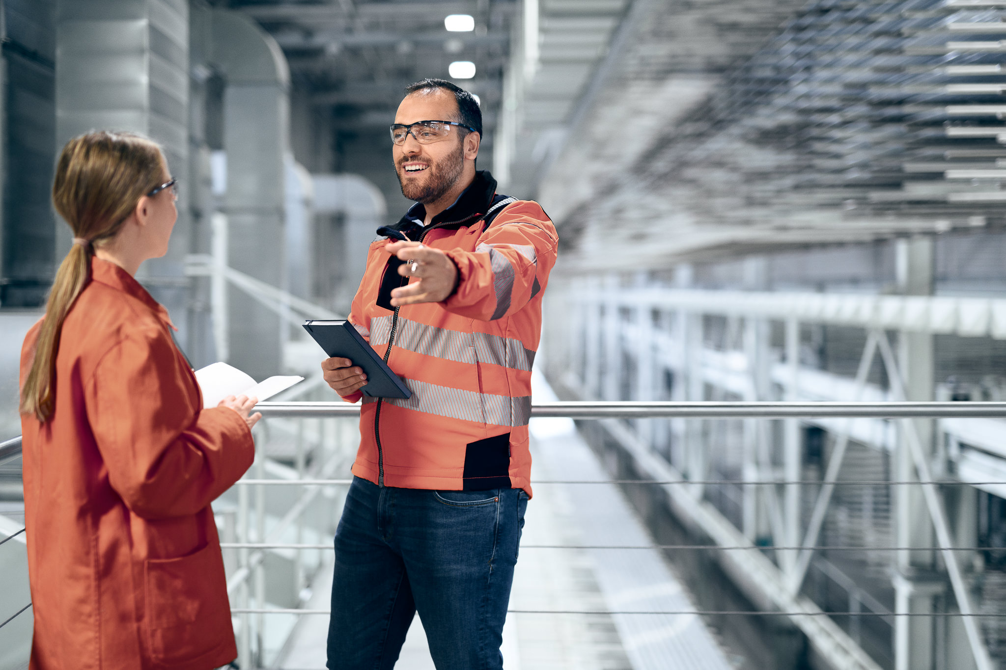 Zwei Mitarbeitende unterhalten sich über die laufende Produktion