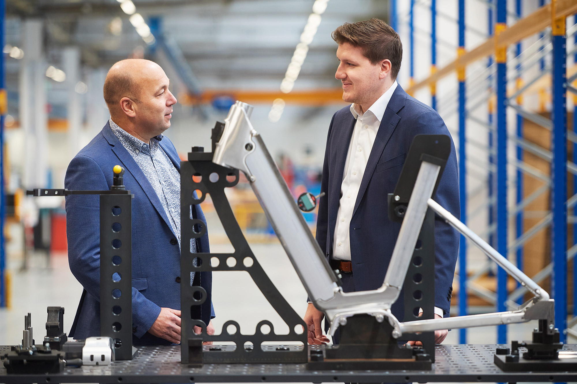 At left, key account manager Martin Bruins Slot of Hydro discusses the company’s collaboration with Jason Koevoet and VDL Bike Frame Technologies.