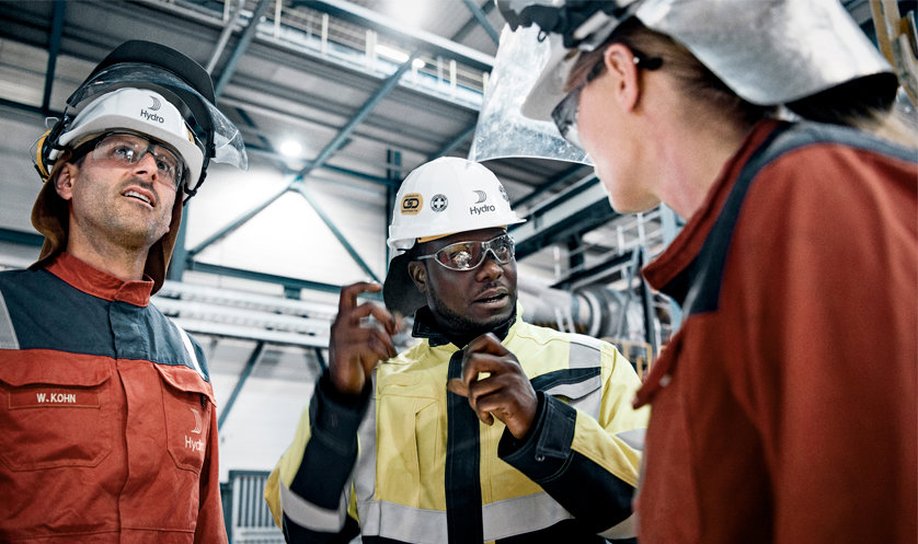 Liten gruppe Hydro arbeidere ikledd verneutstyr