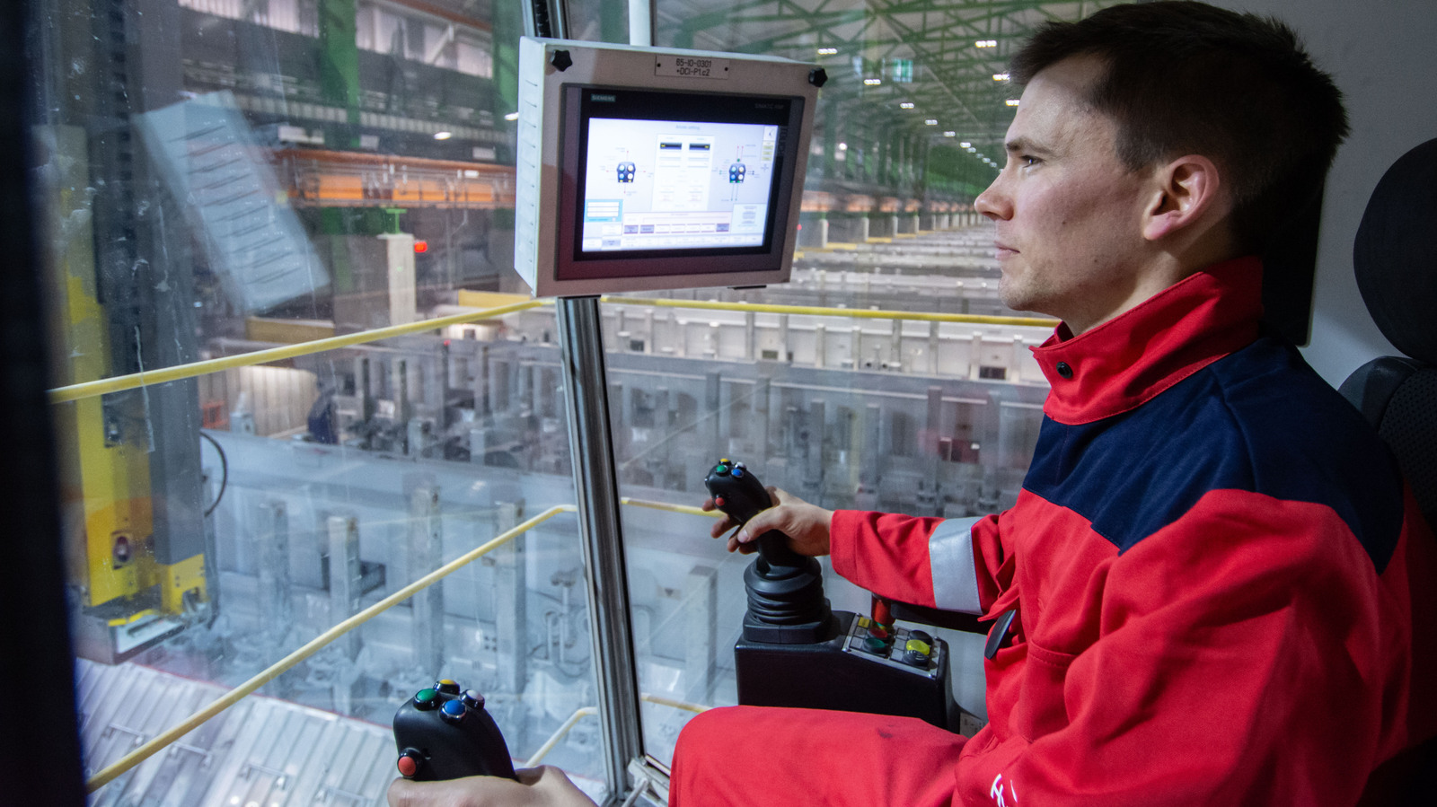 Hydro colleague working the crane inside the technology pilot at Kamøy