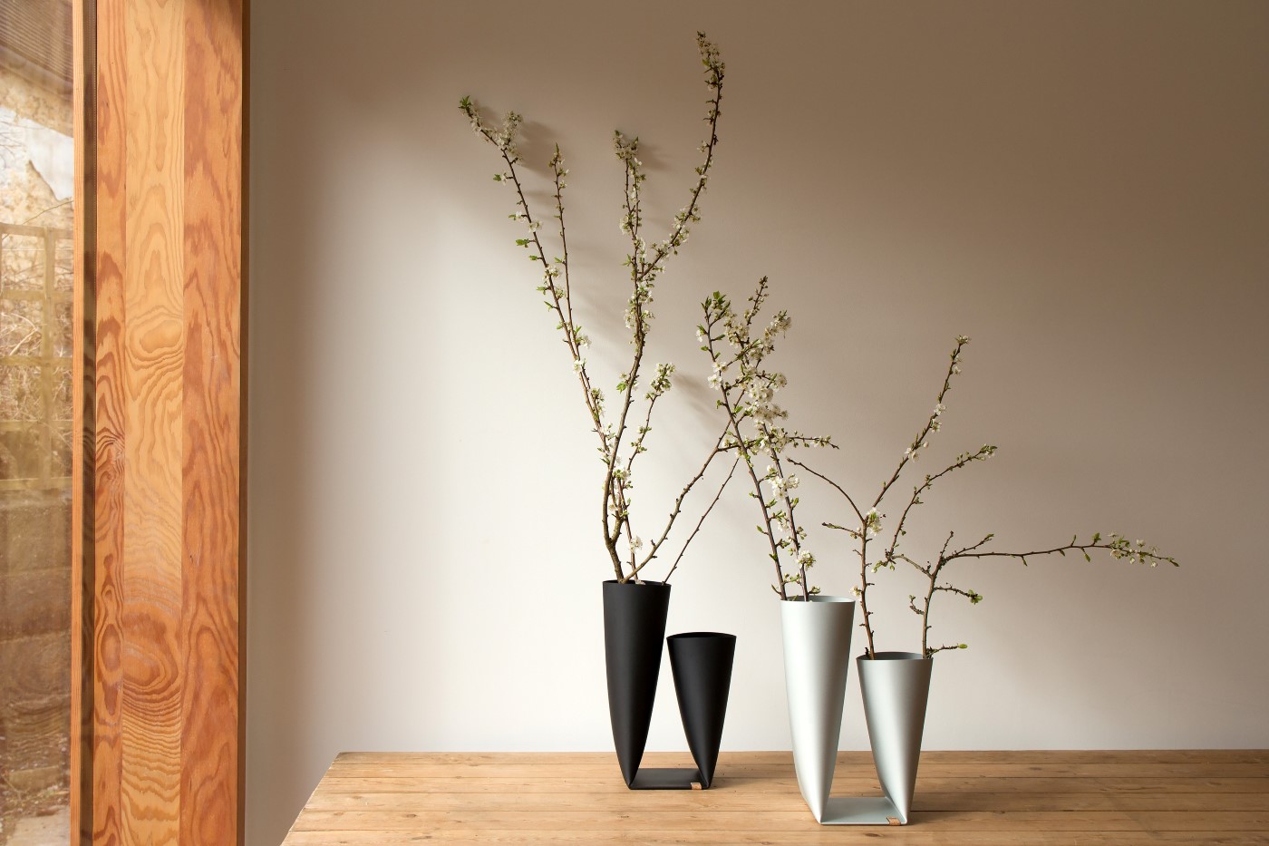 Svart och aluminiumfärgad vas